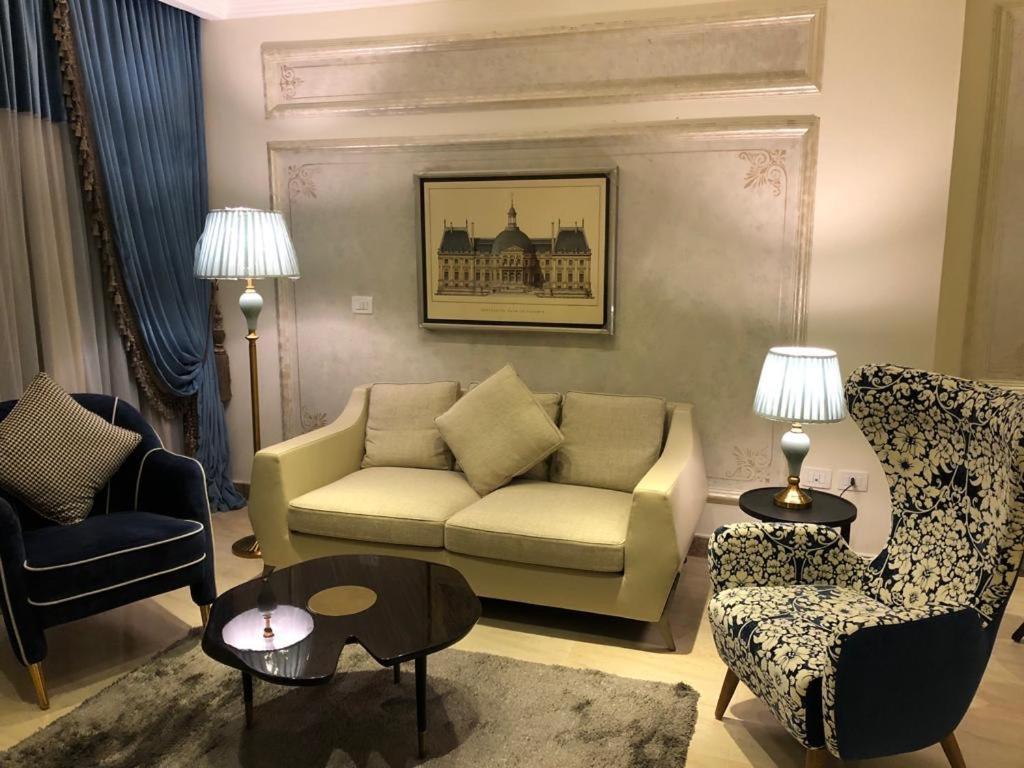 Fleet Club Mahrousa الإسكندرية المظهر الخارجي الصورة A living room in a suite at the hotel