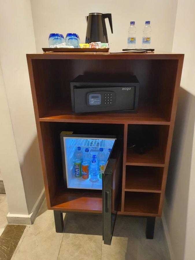 Fleet Club Mahrousa الإسكندرية المظهر الخارجي الصورة A mini-refrigerator in a hotel room