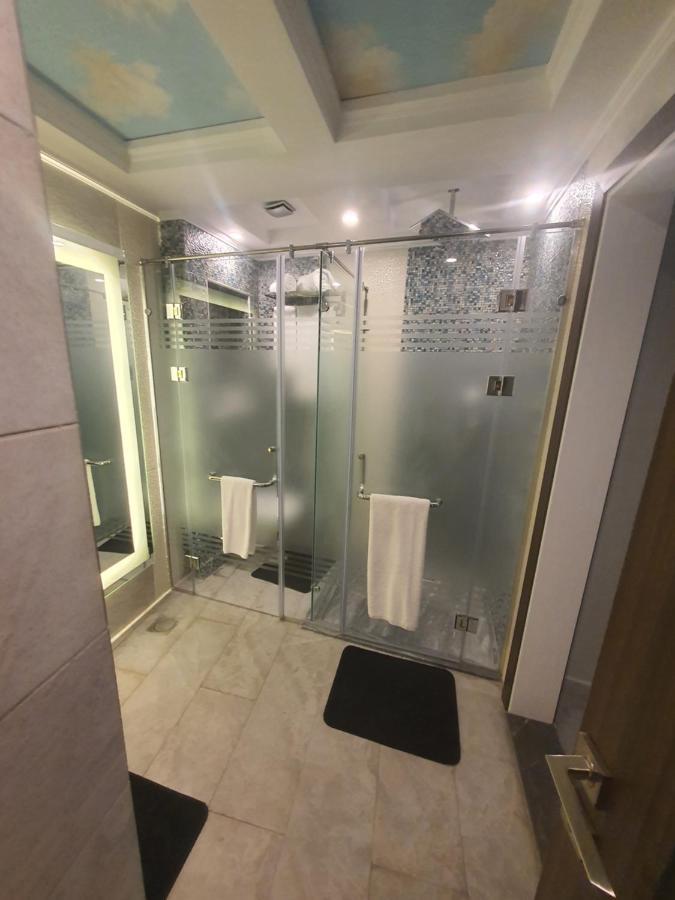 Fleet Club Mahrousa الإسكندرية المظهر الخارجي الصورة A shower with a sliding door