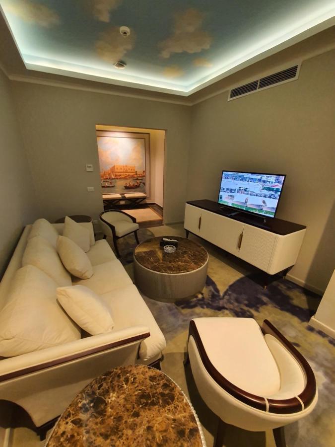 Fleet Club Mahrousa الإسكندرية المظهر الخارجي الصورة A living room in a suite at the hotel