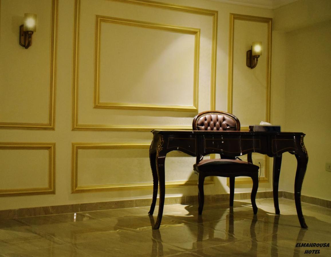 Fleet Club Mahrousa الإسكندرية المظهر الخارجي الصورة A gold leafed wall