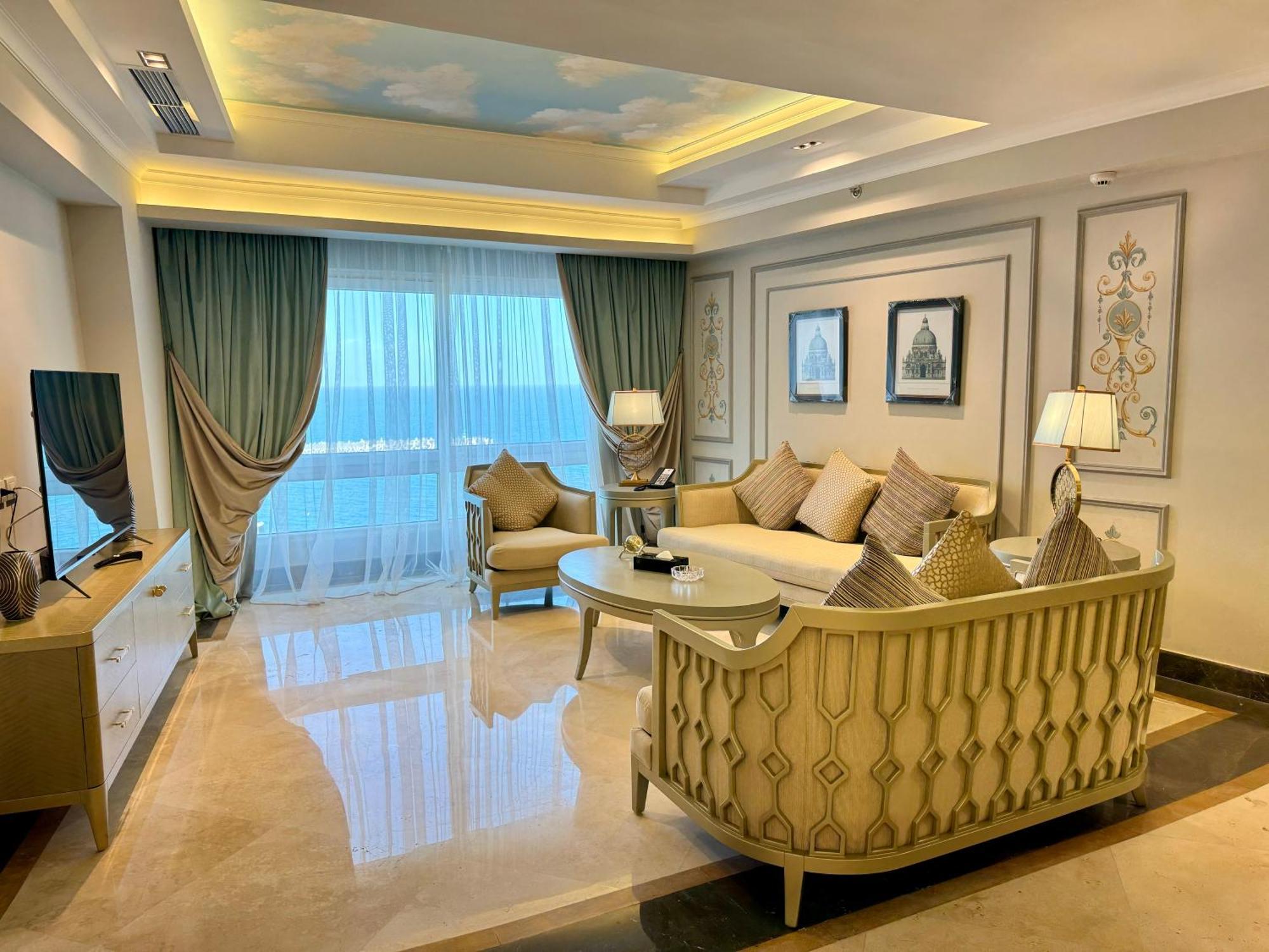 Fleet Club Mahrousa الإسكندرية المظهر الخارجي الصورة Living room of a suite at the hotel